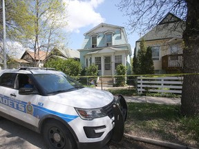 Two unrelated killings took place in Winnipeg overnight.  Here, police investigate a homicide in the 400 block od Simcoe Street. Saturday, May 25/2019 Winnipeg Sun/Chris Procaylo/stf