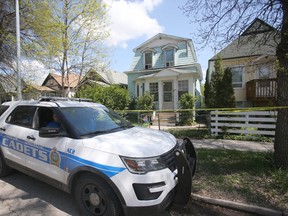 Two unrelated killings took place in Winnipeg overnight.  Here, police investigate a homicide in the 400 block od Simcoe Street. Saturday, May 25/2019 Winnipeg Sun/Chris Procaylo/stf