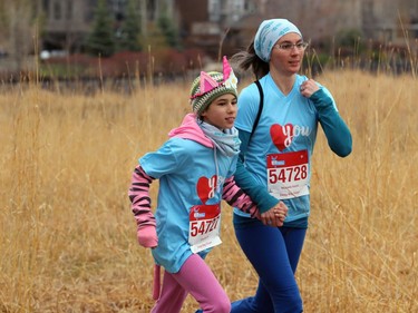 Murielle Kaatz and daughter Erin take part in the Winnipeg Run for Women, held at Centre scolaire Leo-Remillard in Winnipeg, on Sun., May 12, 2019. There were over 1,600 people registered to participate, with pledges and donations supporting mental health programs at Mood Disorders Association of Manitoba. Kevin King/Winnipeg Sun/Postmedia Network