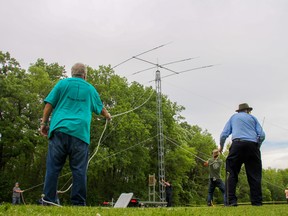 Members of the Winnipeg Amateur Radio Club hoist up a 30 foot antenna for a world-wide radio club contest in St. Vital Park on June 22, 2019. Danton Unger/Postmedia