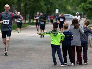 Thomas Gleichman (left) gives a thumbs-up to a young group of supporters during the Manitoba Marathon on Sun., June 16, 2019. Kevin King/Winnipeg Sun/Postmedia Network