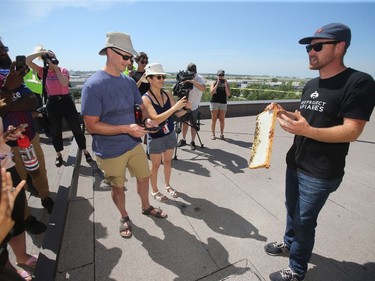 Beeproject Apiaries presented a meet the bees event at Red River College in Winnipeg recently, rooftop hives were shown to attendees. Chris Kirouac shows a rooftop hive to people at Red River College.
Thursday, July 25/2019 Winnipeg Sun/Chris Procaylo/stf