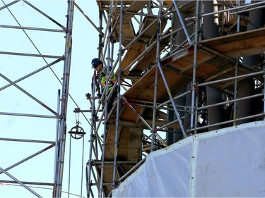 A construction employee lowers materials using a pulley system during a media tour of the Leaf, part of Canada's Diversity Gardens, at Assiniboine Park in Winnipeg on Tues., Aug. 20, 2019. Kevin King/Winnipeg Sun/Postmedia Network