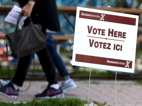 People arrive at an advance poll at Corydon Community Centre's River Heights site on Grosvenor Avenue in Winnipeg on Wed., Sept. 4, 2019. Kevin King/Winnipeg Sun/Postmedia Network