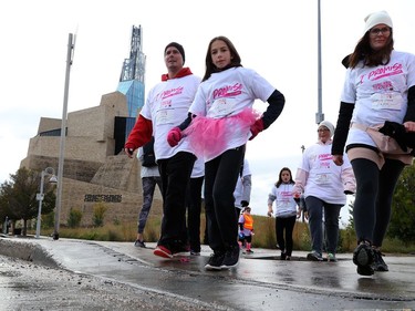 Participants cross Waterfront Drive at Pioneer Avenue on their way back to Shaw Park during the 28th annual Run for the Cure event for the Canadian Cancer Society in Winnipeg on Sun., Oct. 6, 2019. Kevin King/Winnipeg Sun/Postmedia Network