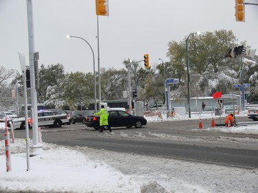 Police direct traffic due to a fallen traffic light at Confusion Corner on Osborne Street in Winnipeg during the snow storm on Friday, Oct. 11, 2019. GLEN DAWKINS/Winnipeg Sun/Postmedia Network