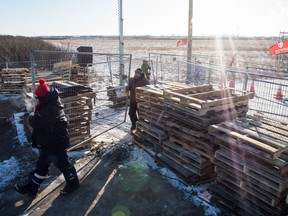 REGINA, SASK : February 12, 2020 -- Unifor pickets take down fencing that made up part of their barricade at Gate 7 to the Co-op Refinery Complex on Fleet Street in Regina, Saskatchewan on Feb. 12, 2020. BRANDON HARDER/ Regina Leader-Post