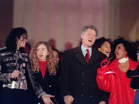 Former U.S. President Bill Clinton (second from right) and his daughter Chelsea (second from left) join singers Michael Jackson (left) and Diana Ross in the song We Are The World on Jan. 17, 1993 at the Lincoln Memorial on the Washington Mall.