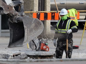 A construction employee wears a mask while at work on Portage Avenue in Winnipeg on Mon., Sept. 14, 2020. Kevin King/Winnipeg Sun/Postmedia Network