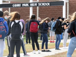 Students queue to enter Grant Park High School in Winnipeg on Wed., Oct. 7, 2020. Kevin King/Winnipeg Sun/Postmedia Network