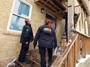 Forensics unit members enter the rear of an apartment building on Ellice Avenue in Winnipeg on Wed., Oct. 21, 2020. Winnipeg police said a man was found dead in the 600 block of Ellice Avenue in the early morning hours.   Kevin King/Winnipeg Sun/Postmedia Network