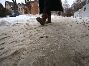 Foot-traffic on a sidewalk, in Winnipeg.  Thursday, January 14, 2/2021.Winnipeg Sun/Chris Procaylo/stf