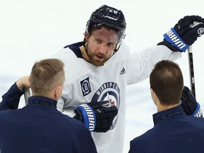 Winnipeg Jets captain Blake Wheeler speaks with head coach Paul Maurice (left) and assistant Jamie Kompon during practice at Bell MTS Place on Mon., April 19, 2021. KEVIN KING/Winnipeg Sun/Postmedia Network
