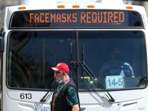 A Winnipeg Transit bus uses its sign to remind riders that facemark use is mandatory. 
Chris Procaylo/Winnipeg Sun