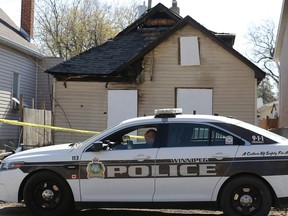 Police hold a scene in the 600 block of Simcoe Street where a body was discovered on Saturday in Winnipeg on Wed., May 12, 2021. KEVIN KING/Winnipeg Sun/Postmedia Network