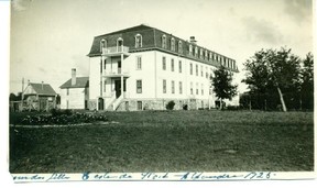 Die Fort Alexander School wurde 1905 auf dem Fort Alexander Reserve (heute Sagkeeng First Nation) im Südosten von Manitoba errichtet.