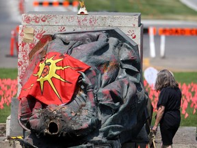 Die Statue von Königin Victoria in der gesetzgebenden Körperschaft von Manitoba wurde am Canada Day gestürzt, der Kopf der Statue wurde seitdem entfernt.  Freitag, 2. Juli 2021.