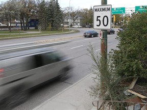 Vehicles pass a speed limit sign on Osborne Street in Winnipeg on Tues., Oct. 12, 2021. KEVIN KING/Winnipeg Sun/Postmedia Network