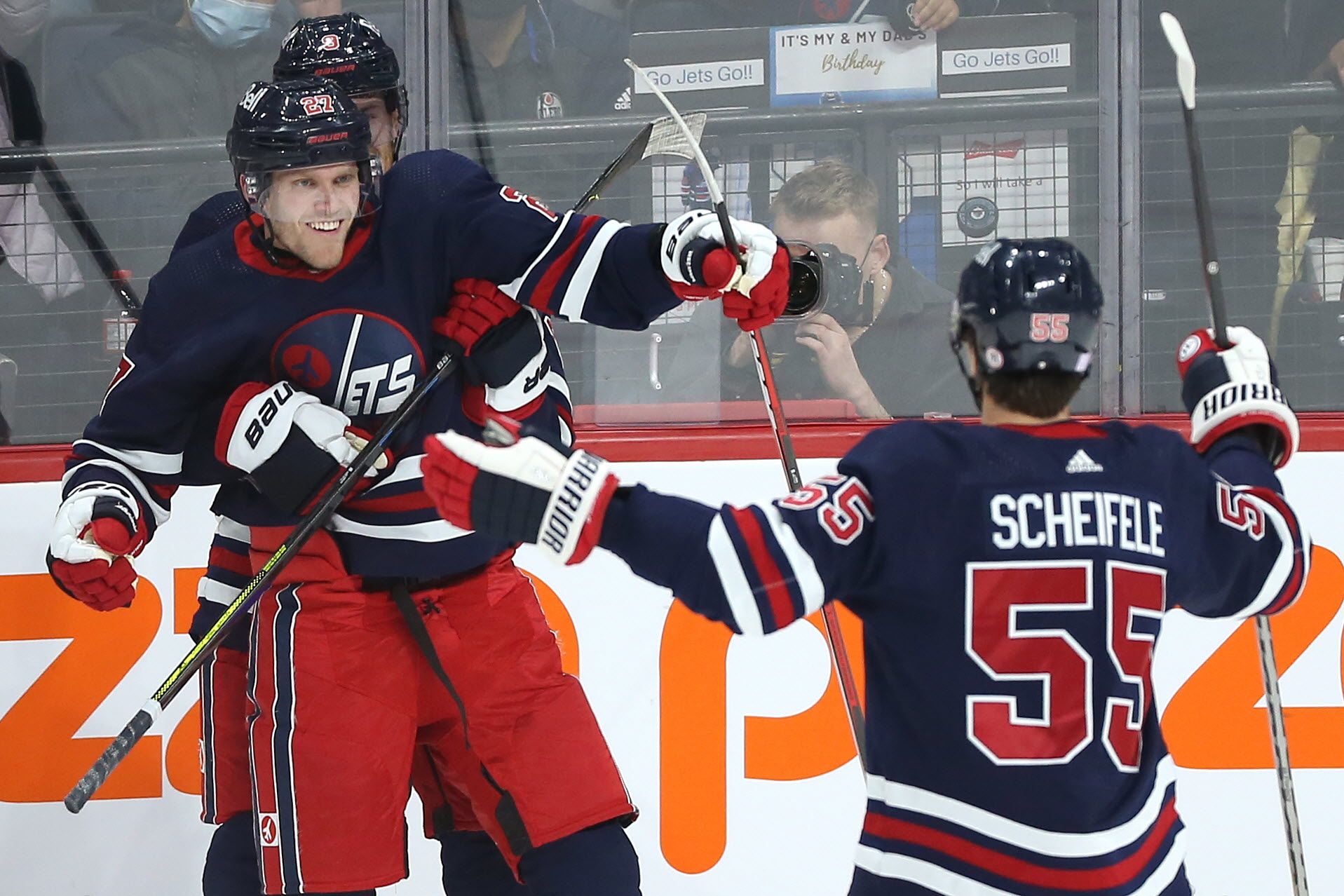 Hellebuyck leads Jets to Game 1 win over Oilers on 28th birthday