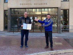 Bob (Knuckles) Irving, legendary Manitoba sportscaster and CJOB’s play-by-play voice of the Winnipeg Blue Bombers was presented with the City of Winnipeg Community Service Award. Handout photo