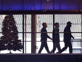 People wearing masks cross the Skywalk in downtown Winnipeg on Mon., Nov. 22, 2021.  KEVIN KING/Winnipeg Sun/Postmedia Network