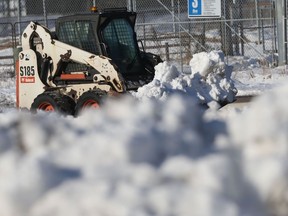 Snow clearing in progress in Winnipeg on Wednesday Nov. 24, 2021. Chris Procaylo/Winnipeg Sun
