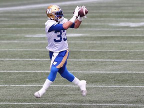 Running back Andrew Harris catches a pass out of the backfield during Winnipeg Blue Bombers practice on Wed., Dec. 1, 2021.  KEVIN KING/Winnipeg Sun/Postmedia Network
