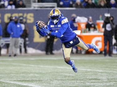 Winnipeg Blue Bombers WR Darvin Adams makes a diving catch against the Saskatchewan Roughriders in the CFL West Final in Winnipeg on Sunday, Dec. 5, 2021.
