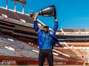 L'ancien Longhorn Jackson Jeffcoat, des Blue Bombers de Winnipeg, pose avec la Coupe Grey au Darrell K Royal–Texas Memorial Stadium à Austin, au Texas.