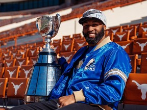 L'ancien Longhorn Jackson Jeffcoat, des Blue Bombers de Winnipeg, pose avec la Coupe Grey au Darrell K Royal–Texas Memorial Stadium à Austin, au Texas.