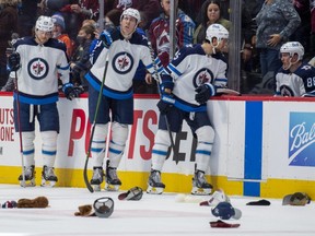 Les joueurs des Jets de Winnipeg attendent que les chapeaux soient retirés de la glace au cours de la troisième période après que l'ailier gauche de l'Avalanche du Colorado, Gabriel Landeskog, ait marqué un tour du chapeau au Ball Arena le 6 janvier 2022. John Leyba-USA TODAY Sports