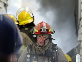 Feuerwehrleute bekämpfen am Sonntag, den 2. Januar 2022, einen Brand in einem Mehrfamilienhaus in der McKenzie Street in der Nähe der Stella Avenue in Winnipeg.
