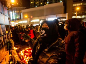 Trauernde nehmen am 8. Januar 2022 in Toronto an einer Mahnwache für die Opfer des vor zwei Jahren über dem Iran abgeschossenen ukrainischen Passagierflugzeugs PS752 teil.