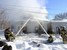 Feuerwehrleute bekämpfen am Sonntag, den 2. Januar 2022, einen Brand in einem Mehrfamilienhaus in der McKenzie Street in der Nähe der Stella Avenue in Winnipeg.