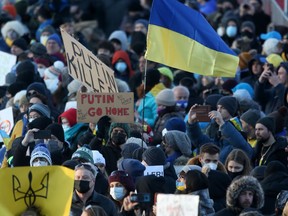 Eine große Anzahl von Menschen versammelte sich am Samstag, den 26. Februar 2022, im Manitoba Legislative Building in Winnipeg, um gegen die russische Invasion in der Ukraine zu protestieren.