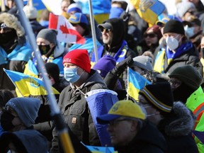 Kanadische Farben vermischen sich mit dem Blau und Gelb der Ukraine während einer Kundgebung im Manitoba Legislative Building in Winnipeg am Sonntag, dem 6. März 2022.