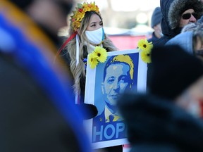 Eine Frau hält ein Schild mit einem Bild des ukrainischen Präsidenten Wolodymyr Selenskyj, als die ukrainische Gemeinde in Winnipeg am Sonntag, den 13. März 2022, ihre dritte Kundgebung an ebenso vielen Wochenenden im Manitoba Legislative Building abhielt. KEVIN KING/Winnipeg Sun/Postmedia Network