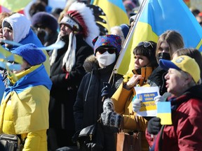 Die ukrainische Gemeinde in Winnipeg hielt am Sonntag, den 13. März 2022 ihre dritte Kundgebung an ebenso vielen Wochenenden im Manitoba Legislative Building ab.