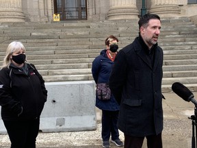 Le directeur provincial de la Coalition manitobaine de la santé, Thomas Linner, s'adresse aux médias à l'Assemblée législative du Manitoba à Winnipeg le lundi 4 avril 2022, avec la présidente de la section locale 204 du SCFP, Debbie Boissoneault (à gauche) et la présidente du Syndicat des infirmières et infirmiers du Manitoba, Darlene Jacksn, debout derrière lui. La Coalition manitobaine de la santé s'est jointe au Syndicat des infirmières et infirmiers du Manitoba et au SCFP 204 pour demander au gouvernement du Manitoba de retirer la chef de l'exploitation de Nurse Next Door Brenda Martinussen du conseil d'administration de Soins communs. Martinussen faisait partie des 10 administrateurs nommés au nouveau conseil d'administration de Shared Health par la ministre de la Santé Audrey Gordon le 23 mars 2022. Martinussen a été nommé pour un mandat de trois ans.