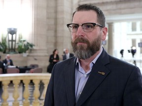 Todd MacKay, Präriedirektor der Canadian Taxpayers Federation, diskutiert am Dienstag, den 12. April 2022, im Manitoba Legislative Building in Winnipeg über den Haushalt 2022.