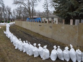 A large structural dike is being built at a home in the RM of Ritchot this week, as water from the Red River continues to rise and threaten the home, and other homes in the area. Photo by Dave Baxter /Winnipeg Sun/Local Journalism Initiative