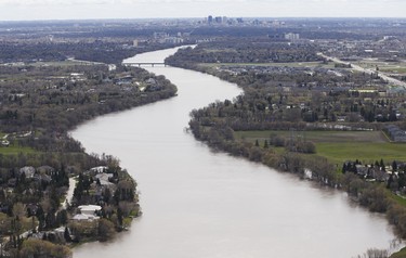 The Red River flows north away from the city of Winnipeg, Sunday, May 15, 2022. John Woods/Pool/The Canadian Press