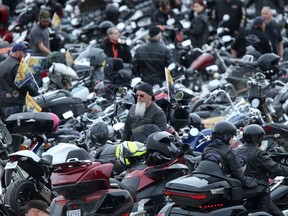 Eine große Anzahl von Menschen nahm am Samstag, den 28. Mai 2022 an der 14. Motorradfahrt für Papa in Winnipeg teil.