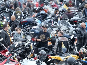 Eine große Anzahl von Menschen nahm am Samstag, den 28. Mai 2022 an der 14. Motorradfahrt für Papa in Winnipeg teil.