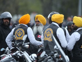 Eine Gruppe von Motorradfahrern trifft sich am Samstag, den 28. Mai 2022, während sie an der 14. Motorradfahrt für Papa in Winnipeg teilnehmen.