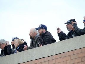 Zuschauer beobachten, wie Motorradfahrer am Samstag, den 28. Mai 2022, an der 14. Motorradfahrt für Papa in Winnipeg teilnehmen.