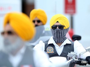 Mitglieder des Sikh Motorcycle Club of Manitoba nehmen am Samstag, den 28. Mai 2022 an der 14. Motorradfahrt für Papa in Winnipeg teil.