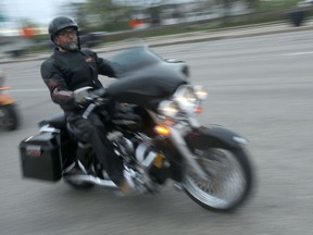 Ein Fahrer nimmt am Samstag, den 28. Mai 2022, an der 14. Motorradfahrt für Papa in Winnipeg teil.