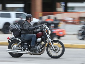 Ein Fahrer nimmt am Samstag, den 28. Mai 2022, an der 14. Motorradfahrt für Papa in Winnipeg teil.