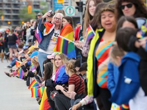 Eine Frau macht ein Foto mit ihrer Tochter vor der Pride Winnipeg-Parade durch die Innenstadt am Sonntag, den 5. Juni 2022.